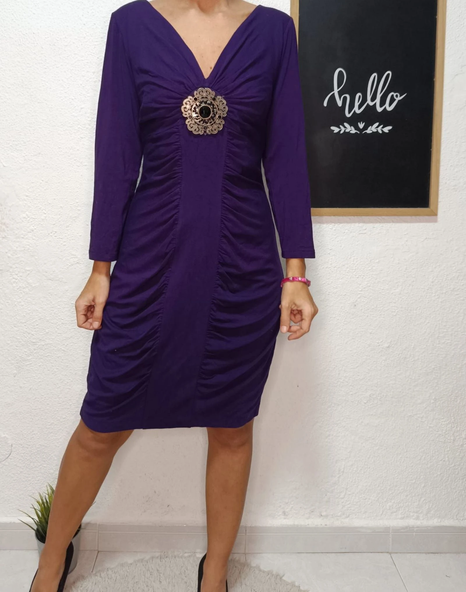 paarse cocktailjurk voor gast met broche - robe violette avec broche – photo 2
